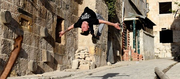 'Parkour' sobre las ruinas de Alepo - Sputnik Mundo