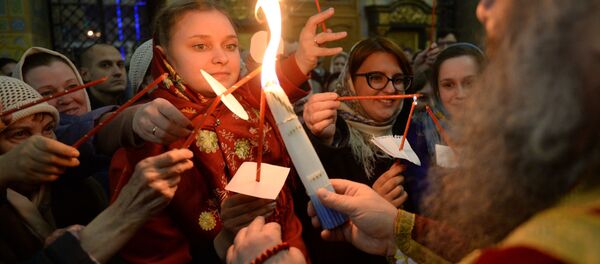 Pasteles de Pascua y huevos pintados: así se celebra en Rusia la Resurrección de Cristo - Sputnik Mundo
