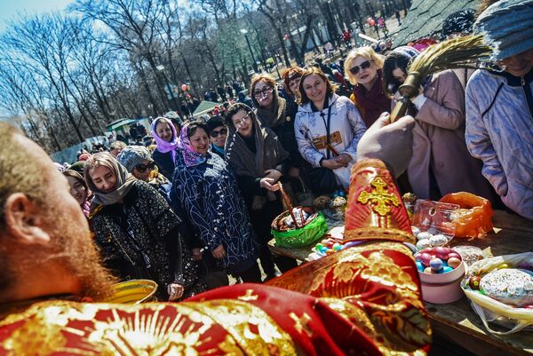 Pasteles de Pascua y huevos pintados: así se celebra en Rusia la Resurrección de Cristo - Sputnik Mundo