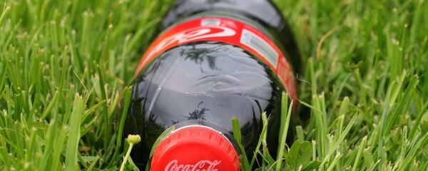 Una botela de Coca-Cola - Sputnik Mundo