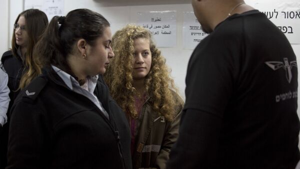 Ahed Tamimi (centro), activista palestina - Sputnik Mundo