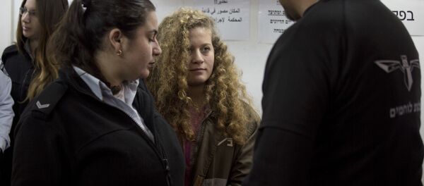 Ahed Tamimi (centro), activista palestina - Sputnik Mundo