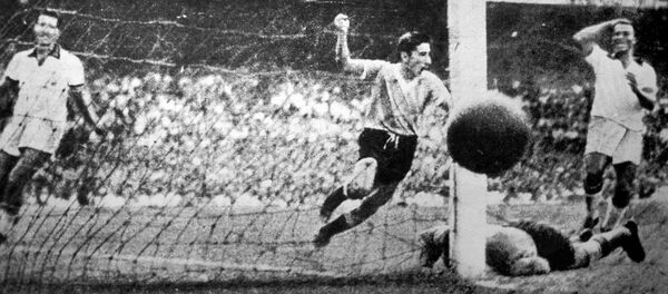 Alcides Ghiggia, jugador uruguayo, anota un gol contra Brasil durante la final del Mundial de Brasil de 1950 - Sputnik Mundo