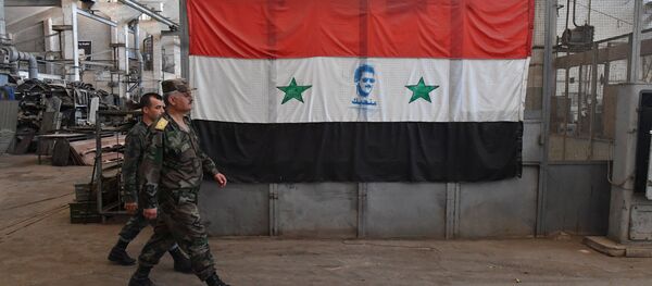Militares sirios pasan ante la bandera del país (archivo) - Sputnik Mundo