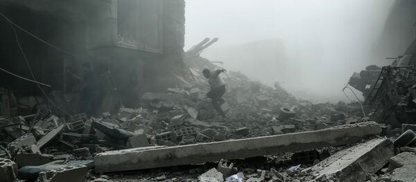 Miembros de los Cascos Blancos en Duma, Siria Miembros de los Cascos Blancos en Duma, Siria - Sputnik Mundo