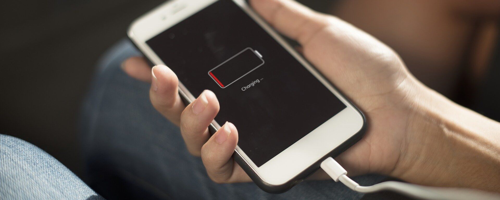 Un teléfono móvil descargado - Sputnik Mundo, 1920, 29.06.2021