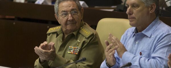 Raúl Castro aplaude a Díaz-Canel durante una sesión de la Asamblea Nacional en La Habana - Sputnik Mundo