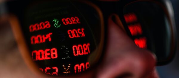 Un hombre en una caja de cambio (imagen referencial) - Sputnik Mundo