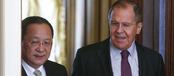 El ministro de Exteriores de Corea del Norte, Ri Yong-ho, y el canciiller ruso, Serguéi Lavrov - Sputnik Mundo