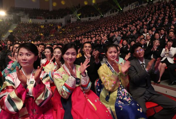 Iluminados por el espíritu de la revolución: los felices rostros de Corea del Norte - Sputnik Mundo