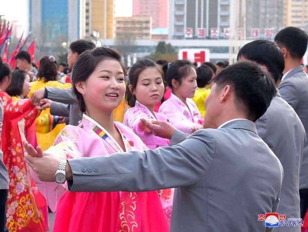 Iluminados por el espíritu de la revolución: los felices rostros de Corea del Norte - Sputnik Mundo