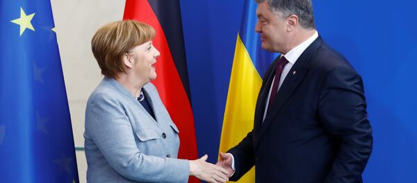 La canciller de Alemania, Angela Merkel, y el presidente de Ucrania, Petró Poroshenko - Sputnik Mundo