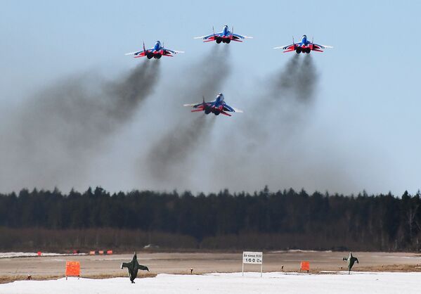 Los Su-57, en todo su esplendor: las Fuerzas Aéreas de Rusia ensayan el desfile del Día de la Victoria - Sputnik Mundo