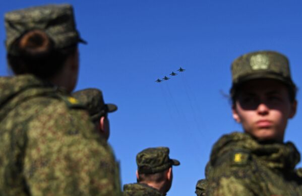 Los Su-57, en todo su esplendor: las Fuerzas Aéreas de Rusia ensayan el desfile del Día de la Victoria - Sputnik Mundo