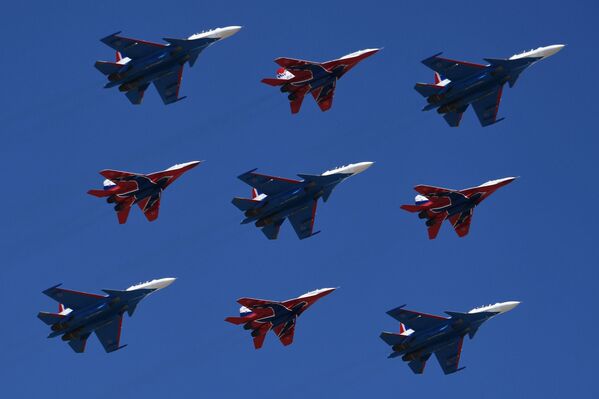 Los Su-57, en todo su esplendor: las Fuerzas Aéreas de Rusia ensayan el desfile del Día de la Victoria - Sputnik Mundo