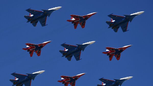 Los cazas polivalentes Su-30SM, del grupo de pilotaje Rússkie Vítiazi, y los MiG-29 del grupo de acrobacia aérea Strizhí - Sputnik Mundo