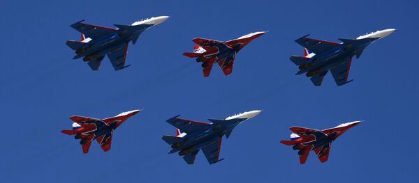 Los cazas polivalentes Su-30SM, del grupo de pilotaje Rússkie Vítiazi, y los MiG-29 del grupo de acrobacia aérea Strizhí - Sputnik Mundo