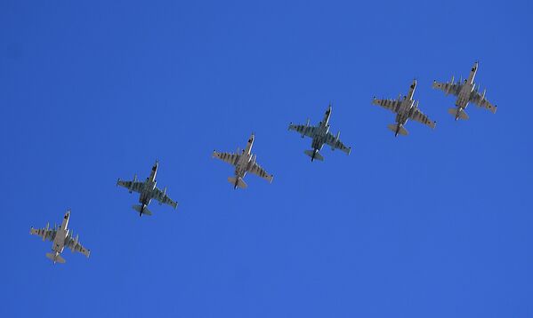 Los Su-57, en todo su esplendor: las Fuerzas Aéreas de Rusia ensayan el desfile del Día de la Victoria - Sputnik Mundo