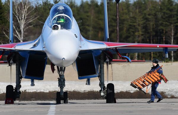 Los Su-57, en todo su esplendor: las Fuerzas Aéreas de Rusia ensayan el desfile del Día de la Victoria - Sputnik Mundo