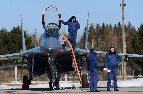 Los Su-57, en todo su esplendor: las Fuerzas Aéreas de Rusia ensayan el desfile del Día de la Victoria - Sputnik Mundo