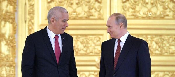 El presidente de Rusia, Vladímir Putin con el embajador de Cuba en Moscú Gerardo Peñalver Portal - Sputnik Mundo