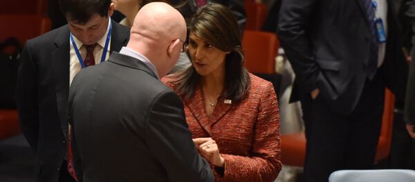 Vasili Nebenzia y Nikki Haley - Sputnik Mundo