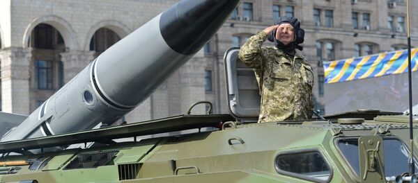 Un soldado sobre un sistema de misiles durante la celebracion del Día de Independencia en Kiev Un soldado sobre un sistema de misiles durante la celebracion del Día de Independencia en Kiev - Sputnik Mundo