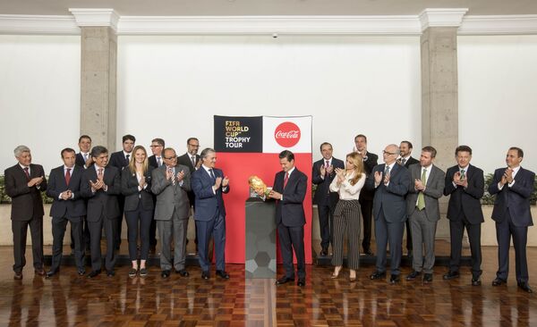 El Presidente de México, Enrique Peña Nieto, recibe trofeo original de Copa del Mundo - Sputnik Mundo