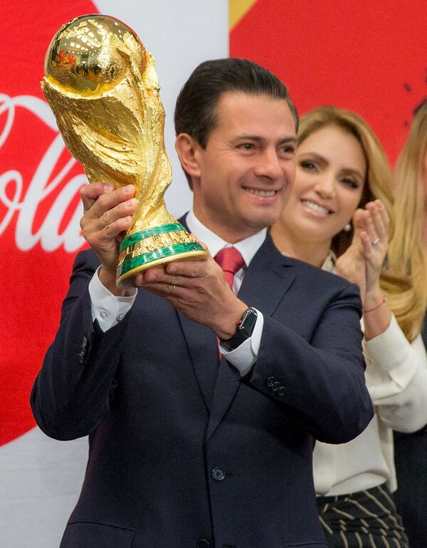 El Presidente de México, Enrique Peña Nieto, recibe trofeo original de Copa del Mundo - Sputnik Mundo
