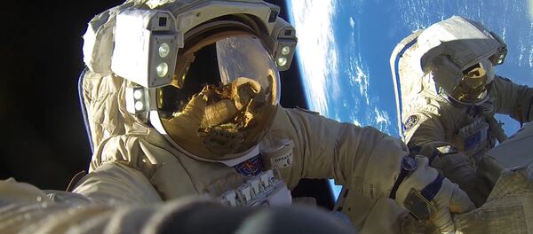 Salida al espacio exterior de los cosmonautas Alexander Miscurin y Antón Shkaplerov, el 6 de febrero de 2018 - Sputnik Mundo