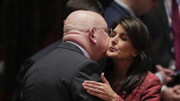 El representante permanente de Rusia ante la ONU, Vasili Nebenzia, y su homóloga estadounidense, Nikki Haley - Sputnik Mundo