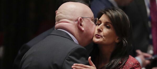 El representante permanente de Rusia ante la ONU, Vasili Nebenzia, y su homóloga estadounidense, Nikki Haley - Sputnik Mundo
