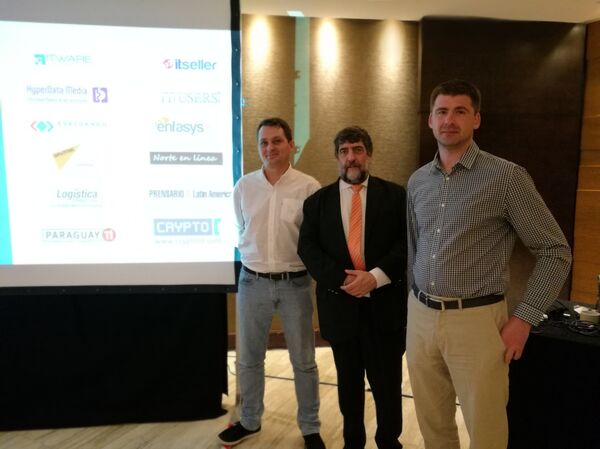 Vladimir Prestes, director de SearchInform Brasil; Ricardo Martínez, gerente regional de SearchInform y jefe de la representación en Argentina; Serguéi Ozhegov, director general de SearchInform, en la conferencia de Buenos Aires. - Sputnik Mundo