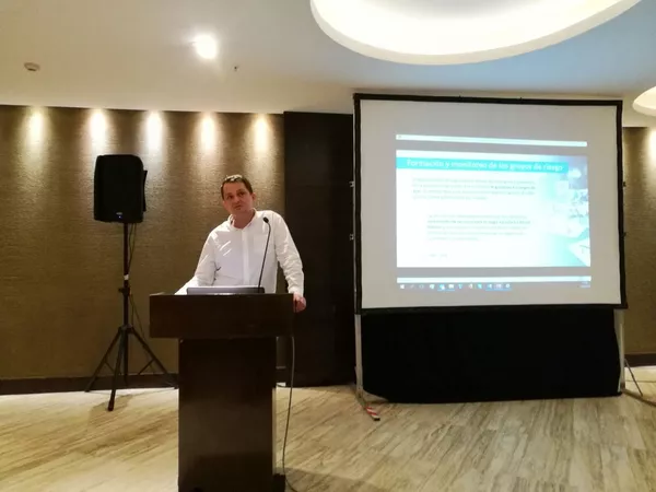 Vladimir Prestes, director de SearchInform Brasil, en la conferencia en Buenos Aires. Vladimir Prestes, director de SearchInform Brasil, en la conferencia en Buenos Aires. - Sputnik Mundo