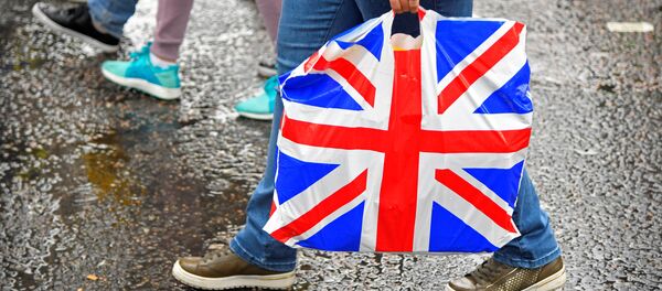 Una bolsa con la bandera del Reino Unido - Sputnik Mundo