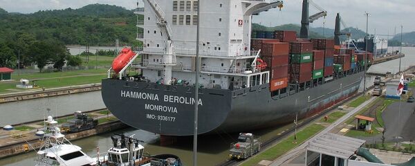 Un barco en el Canal de Panamá Un barco en el Canal de Panamá - Sputnik Mundo