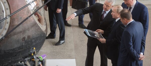 El presidente de Rusia, Vladímir Putin, visita el pabellón de la cosmonáutica en el Centro Panruso de Exposiciones, Moscú, el 12 de abril de 2018 - Sputnik Mundo