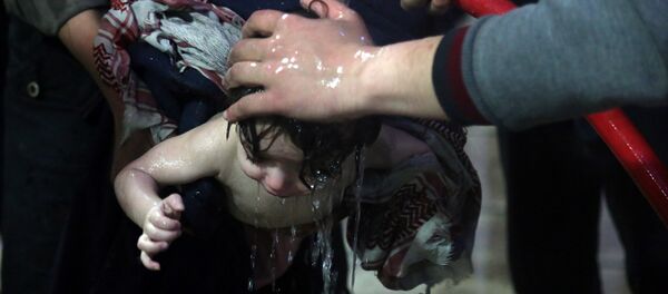 En una de las imágenes difundidas por los Cascos Blancos puede verse a niños supuestamente gaseados por armas químicas - Sputnik Mundo