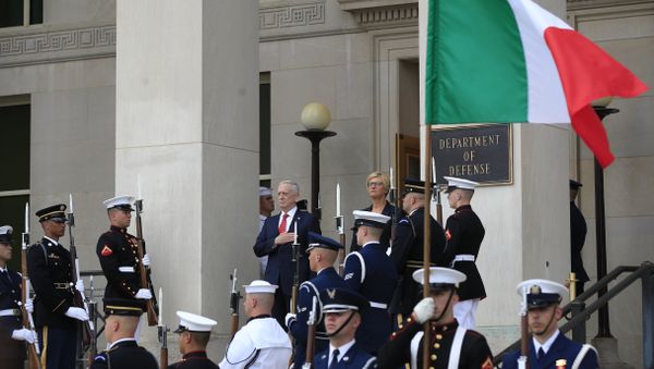 Jim Mattis, secretario de Defensa de EEUU, y Roberta Pinotti, ministra de defensa de Italia (archivo) Jim Mattis, secretario de Defensa de EEUU, y Roberta Pinotti, ministra de defensa de Italia (archivo) - Sputnik Mundo