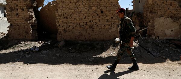 Un militar sirio en Guta Oriental - Sputnik Mundo