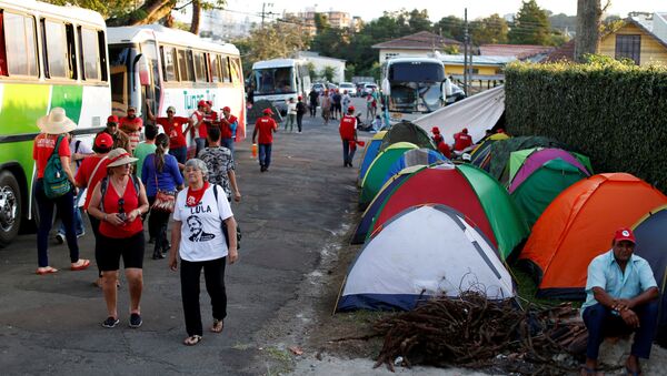 Campamento de simpatizantes de Lula en Curitiba - Sputnik Mundo