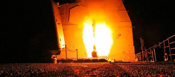 Buque de guerra estadounidense USS Monterey lanza un misil Tomahawk - Sputnik Mundo