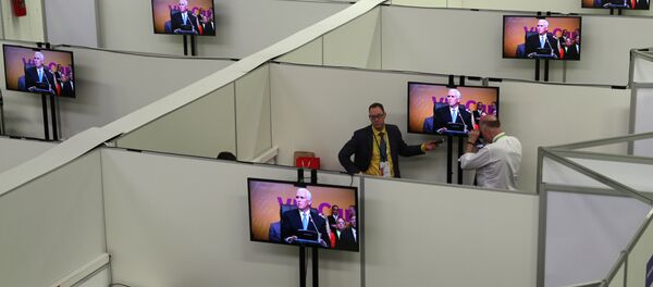 Mike Pence, vicepresidente de EEUU, durante la sesión plenaria de la VIII Cumbre de las Américas - Sputnik Mundo