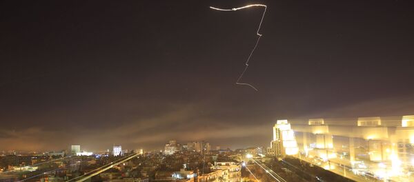 Damascus is seen as the U.S. launches an attack on Syria targeting different parts of the capital early Saturday, April 14, 2018 - Sputnik Mundo