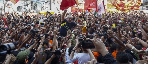 Luiz Inácio Lula da Silva, expresidente de Brasil, con sus apoyadores, antes de entregarse a la polícia - Sputnik Mundo