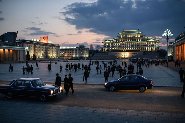 Las principales actividades durante el Día del Sol se llevan a cabo frente al antiguo palacio presidencial de Kumsusan, donde también tiene lugar un desfile militar. En la foto, la plaza Kim Il-sung de Pyongyang. - Sputnik Mundo