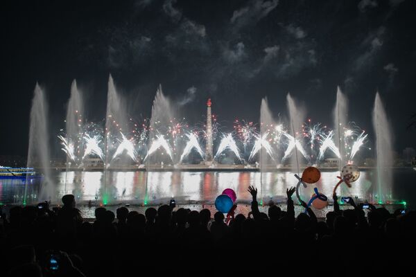 Queriendo unificar las dos Coreas, en 1950 Kim Il-sung ordenó invadir Corea del Sur. Pero tras varias campañas militares positivas, Corea del Norte recibió un revés y en 1953 se vio obligada a firmar una tregua. En la foto, fuegos artificiales en honor al cumpleaños del fundador del Estado norcoreano. - Sputnik Mundo