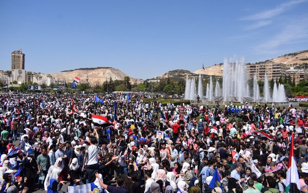 Manifestación de jóvenes sirios con motivo del Día de la Evacuación - Sputnik Mundo