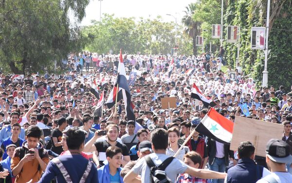 Manifestación de jóvenes sirios con motivo del Día de la Evacuación - Sputnik Mundo
