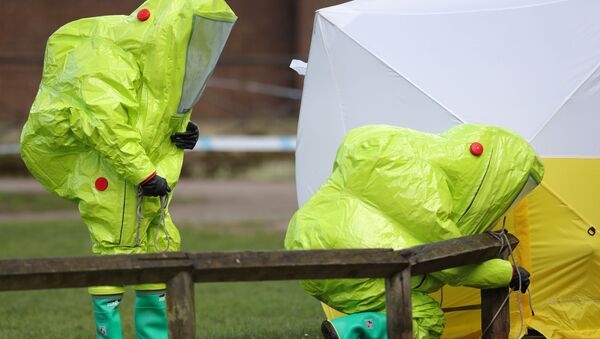 Especialistas de las unidades antiquímicas trabajan en relación con el caso Skripal en Salisbury (archivo) - Sputnik Mundo